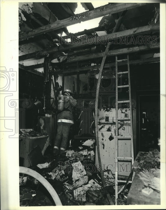 1989 Press Photo Fireman looks at fire rubble at 45th street in Metairie - Historic Images