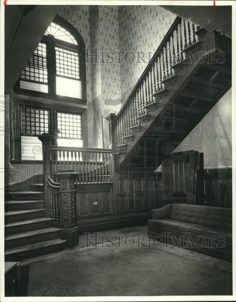 1987 Press Photo Peeling wallpaper and large staircase, Michael Fogerty home - Historic Images