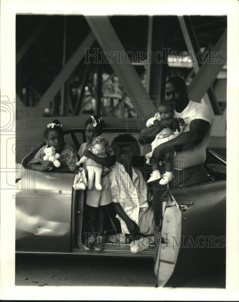 1992 Press Photo Sylvester Fleming, the modern day version of Job and his family - Historic Images