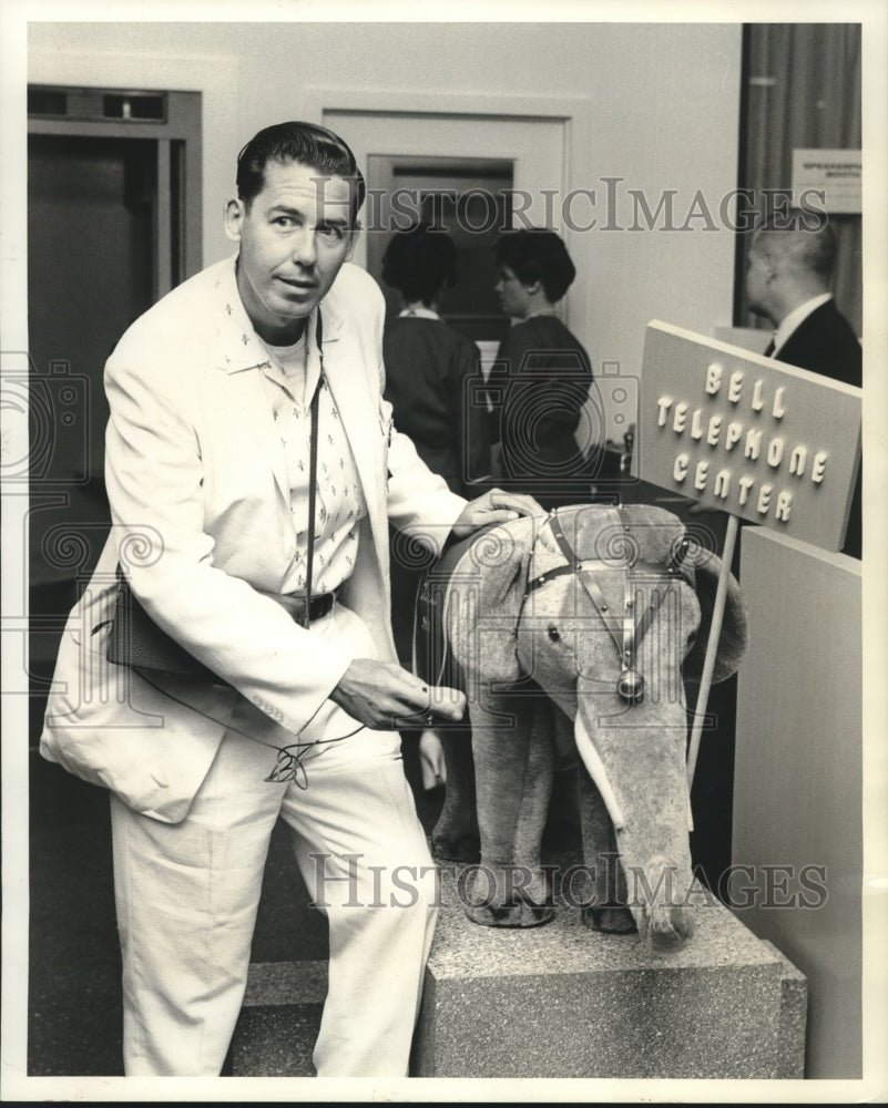 1960 Press Photo Jess Fletcher at Bell Telephone Center- Chicago GOP Convention - Historic Images