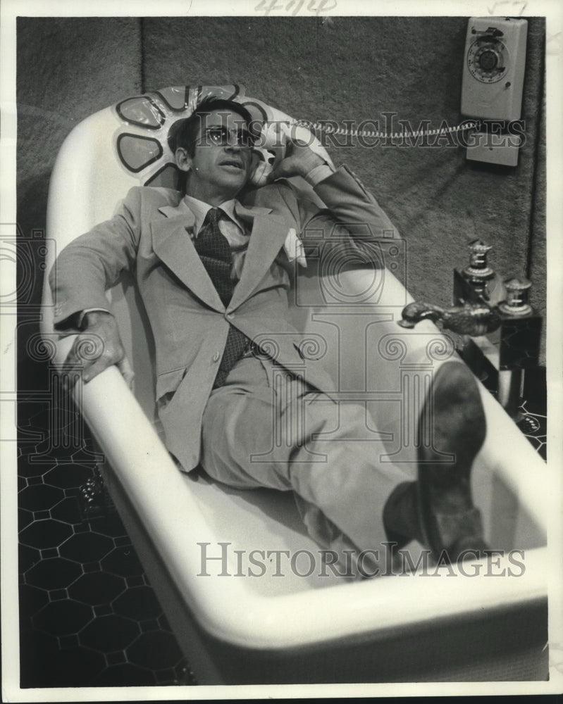 1977 Press Photo Norman Fisher, art collector, makes call from hostess&#39; bathtub - Historic Images