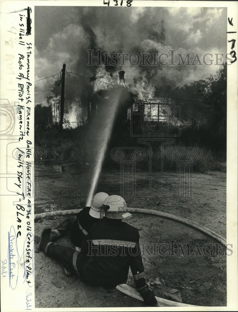 1981 Press Photo Firemen battle house fire at the Old Creosote Plant in Slidell - Historic Images