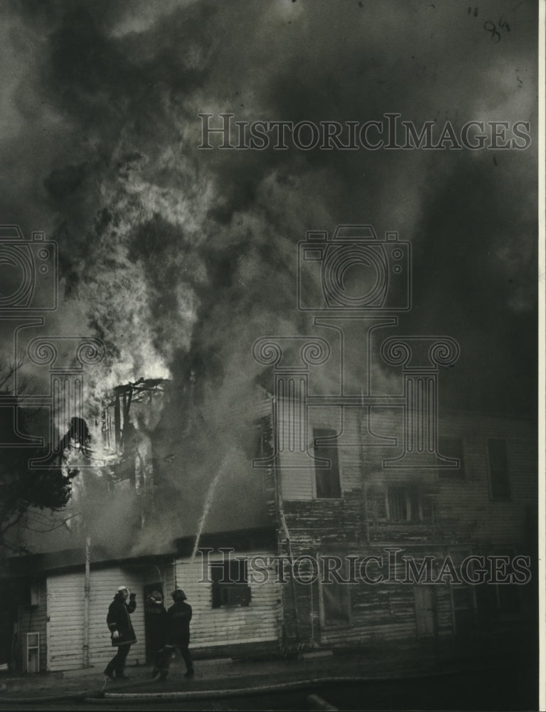 1981 Press Photo New Orleans firemen fight the blaze in 4200 block, Magazine St. - Historic Images