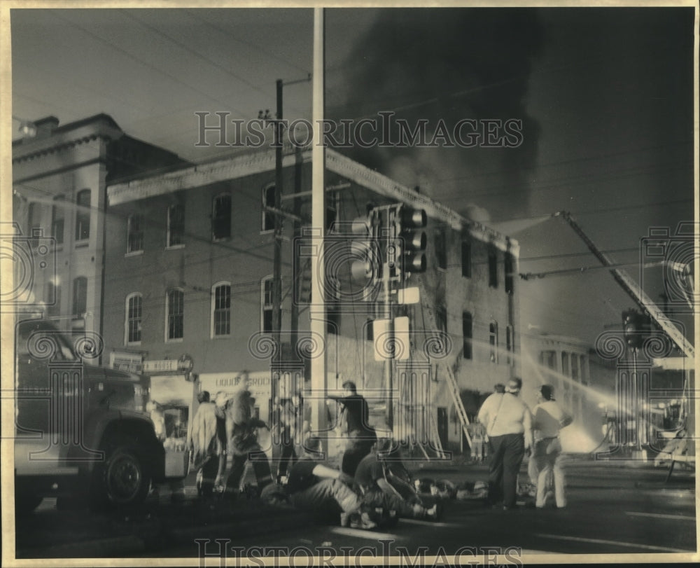 1990 Press Photo Firemen take a break during a five alarm fire at Jackson Street - Historic Images