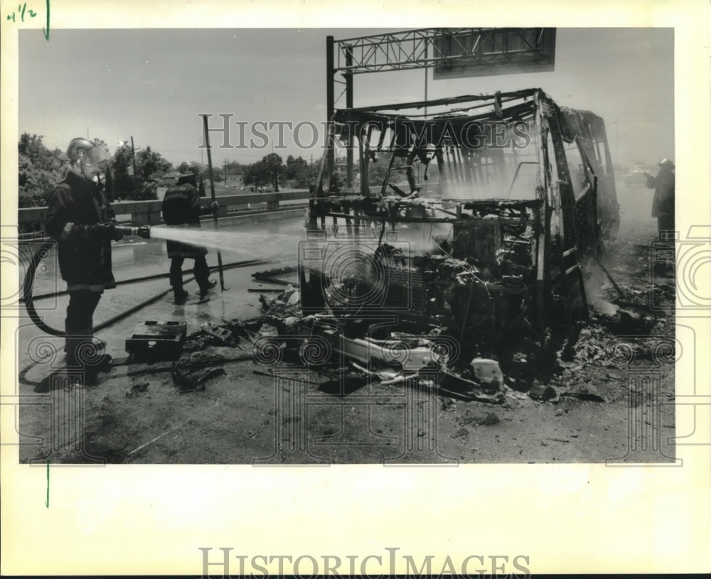 1988 Press Photo Firefighters extinguish motor home that caught fire on I610 - Historic Images