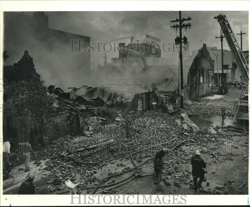 1988 Press Photo Firemen battling fire along Jackson and Tchoupitoulas Street - Historic Images