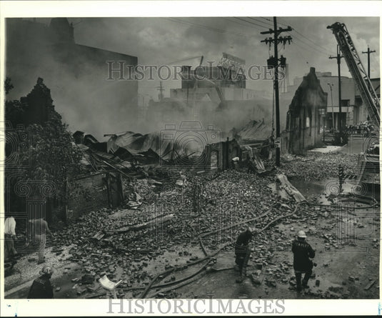1988 Press Photo Firemen battling fire along Jackson and Tchoupitoulas Street - Historic Images