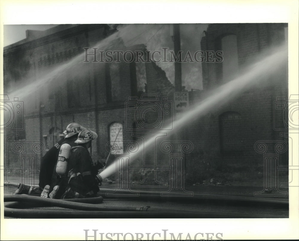 1988 Press Photo New Orleans firemen at Tchoupitoulas and Jackson Avenue fire - Historic Images