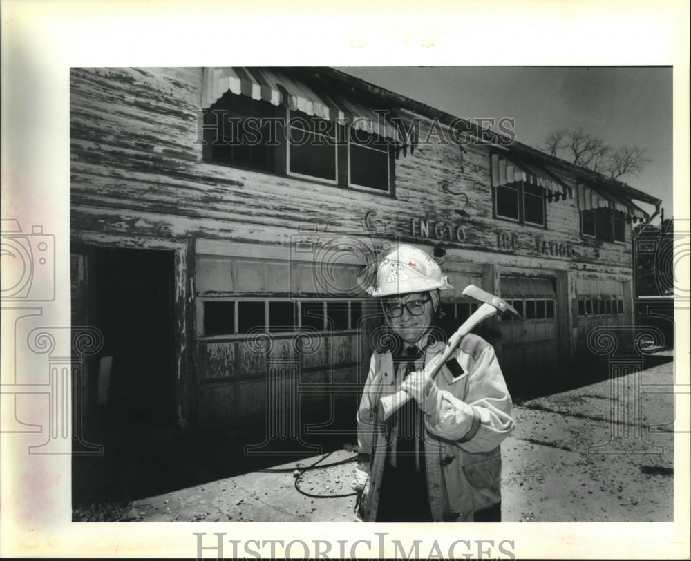 1980 Press Photo Fireman in front of the charred remains of a fire station - Historic Images