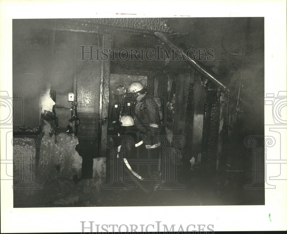 1986 Press Photo Jefferson Parish Firemen on the scene of a fire in Metairie - Historic Images