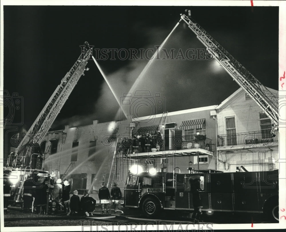 1986 Press Photo New Orleans firefighters battle a blaze on North Rampart Street - Historic Images