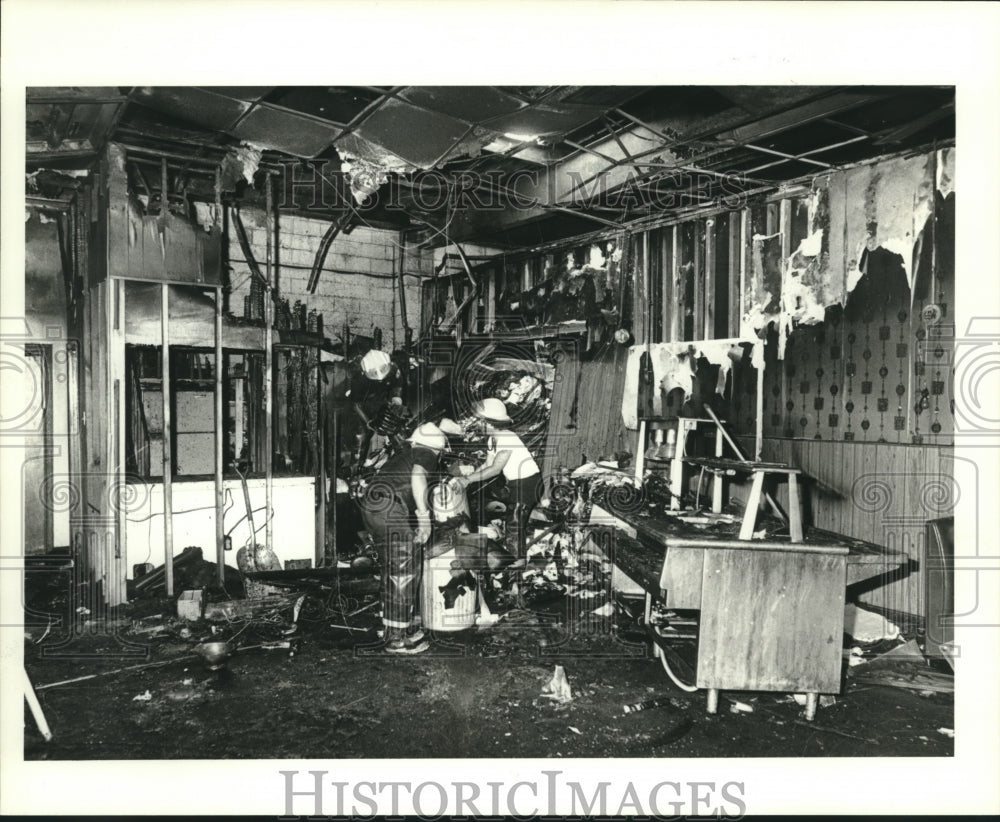 1986 Press Photo Firemen inside Fortune Garden restaurant. - nob10581 - Historic Images