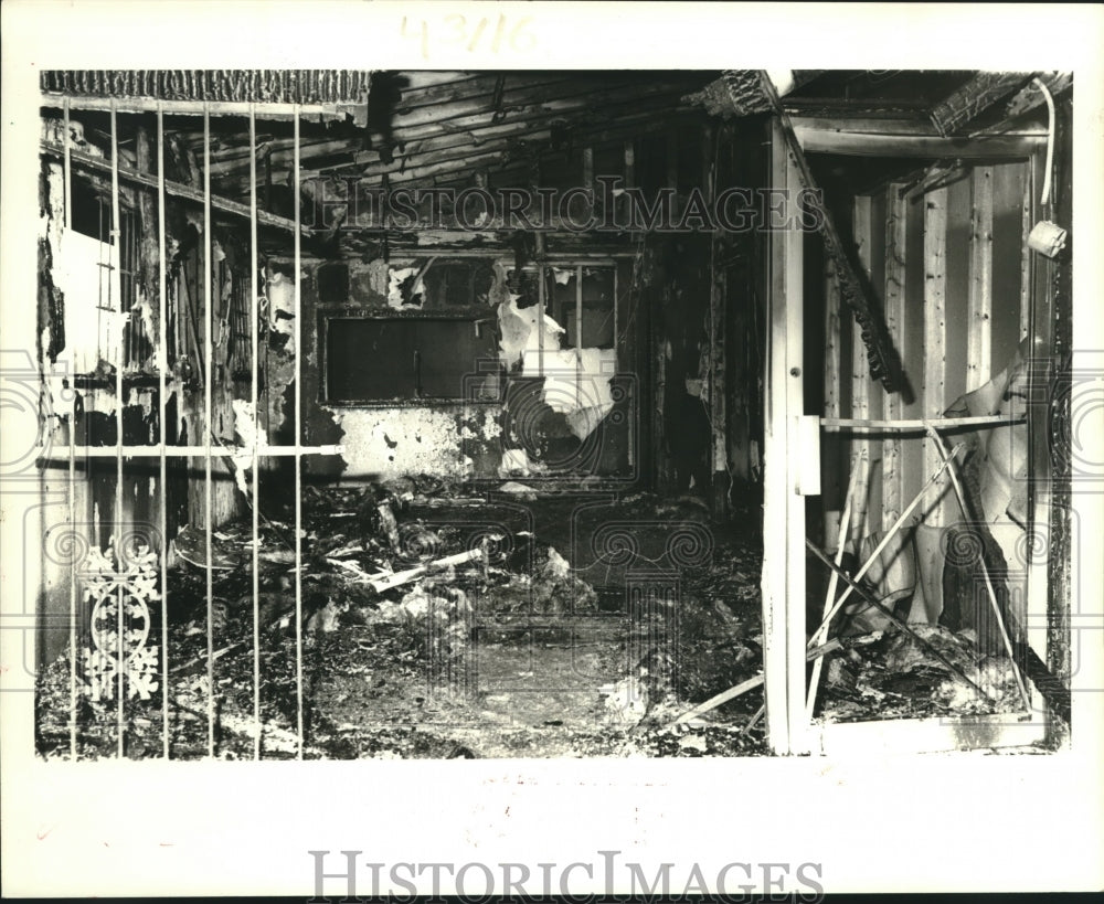 1986 Press Photo Firefighters on scene of vacant building on David Drive. - Historic Images