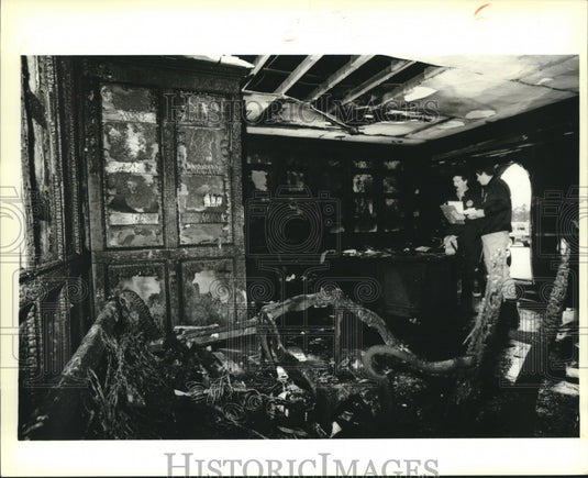 1988 Press Photo Fire investigators examine remnants of law office. - nob10591 - Historic Images