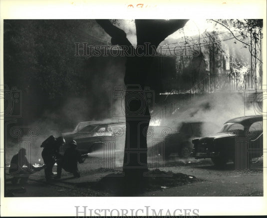 1988 Press Photo Firemen on scene of car fire in parking lot. - nob10592 - Historic Images