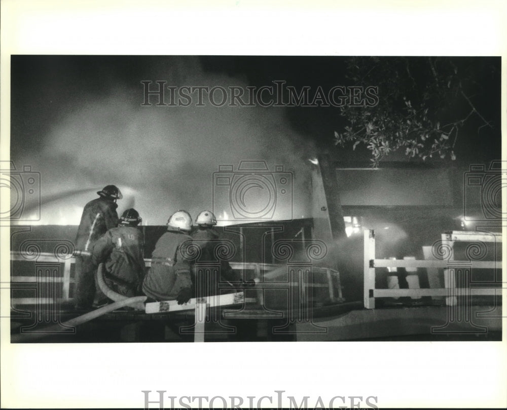 1993 Press Photo Firefighters on scene of fire at West End. - Historic Images