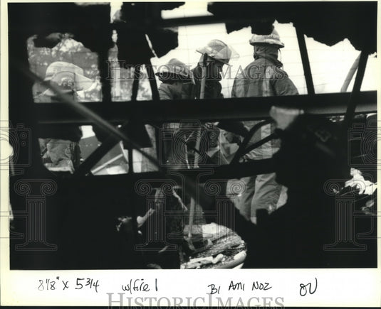 1993 Press Photo New Orleans firemen battle a four alarm fire at the Canal store - Historic Images