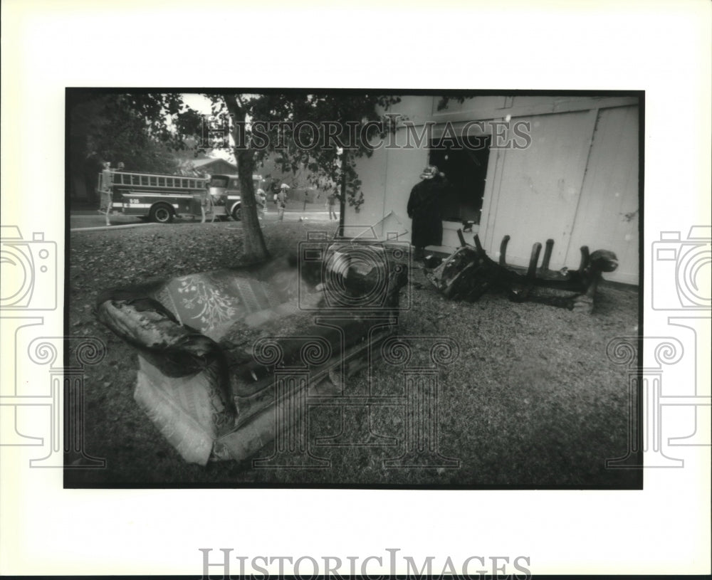 1993 Press Photo Charred furniture after the fire at 1608 Bayonne St. in LaPlace - Historic Images