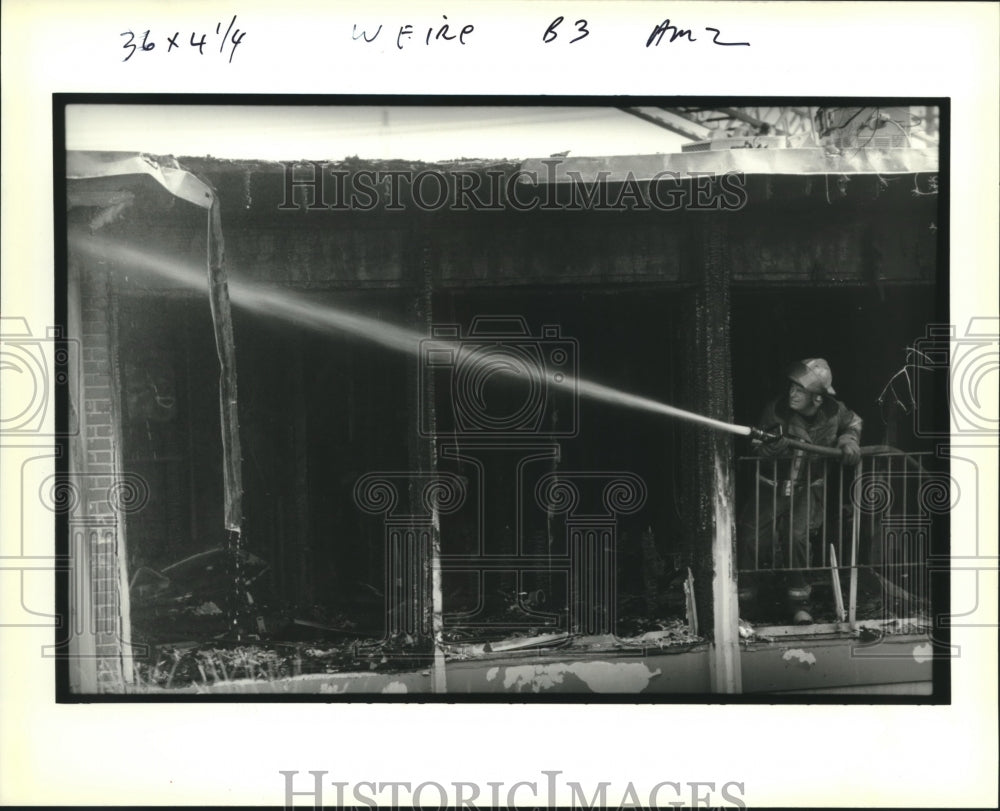1994 Press Photo Firemen fights the fire at Silverwood Apartment, Edenborn Ave. - Historic Images