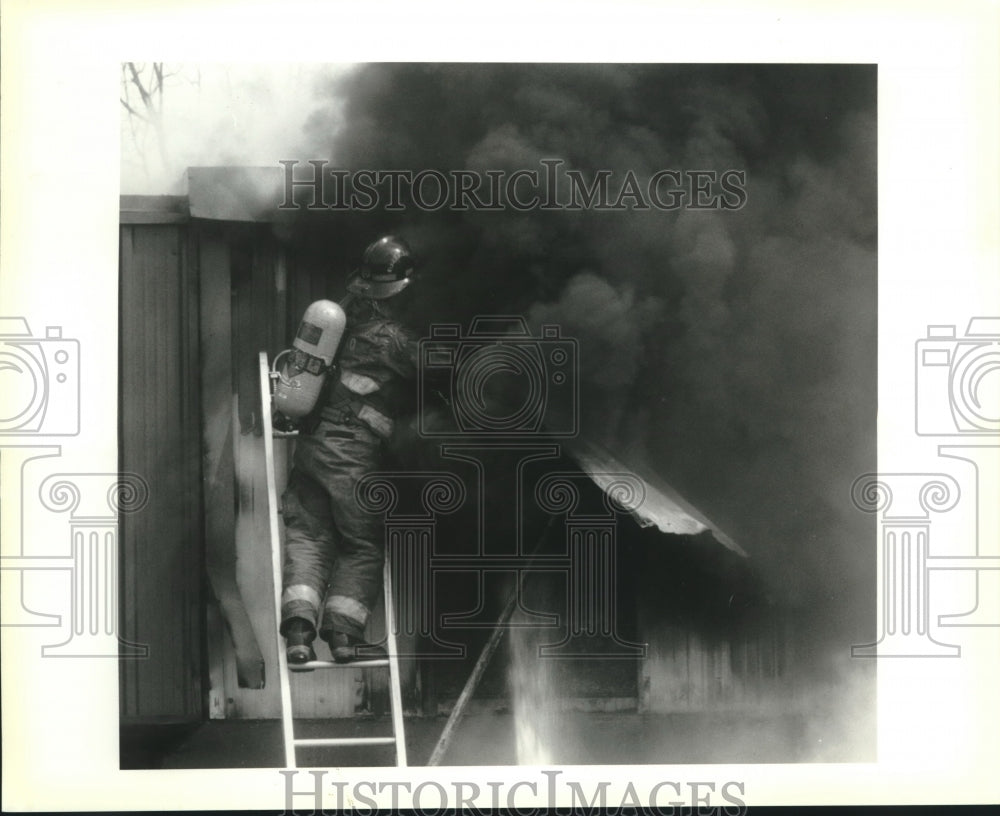 1995 Press Photo St. Bernard fireman puts off fire at the Family Dollar Store - Historic Images