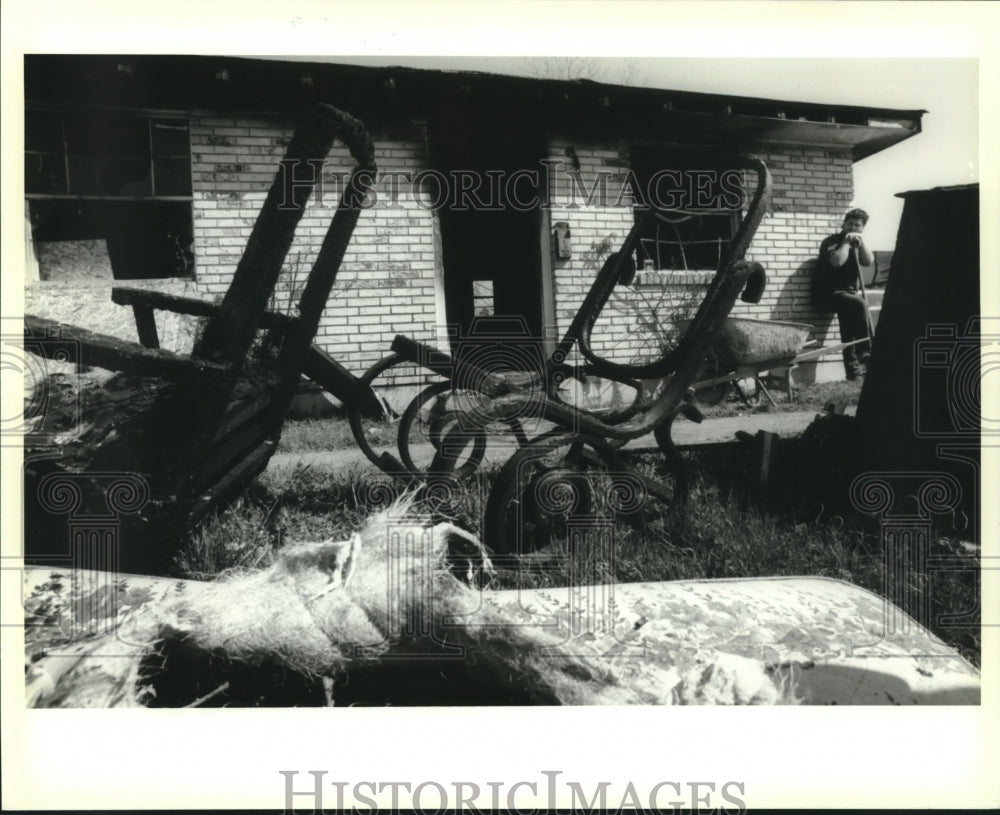 1993 Press Photo Exterior view of burned out Gretna apartment of Sheila Alleman - Historic Images