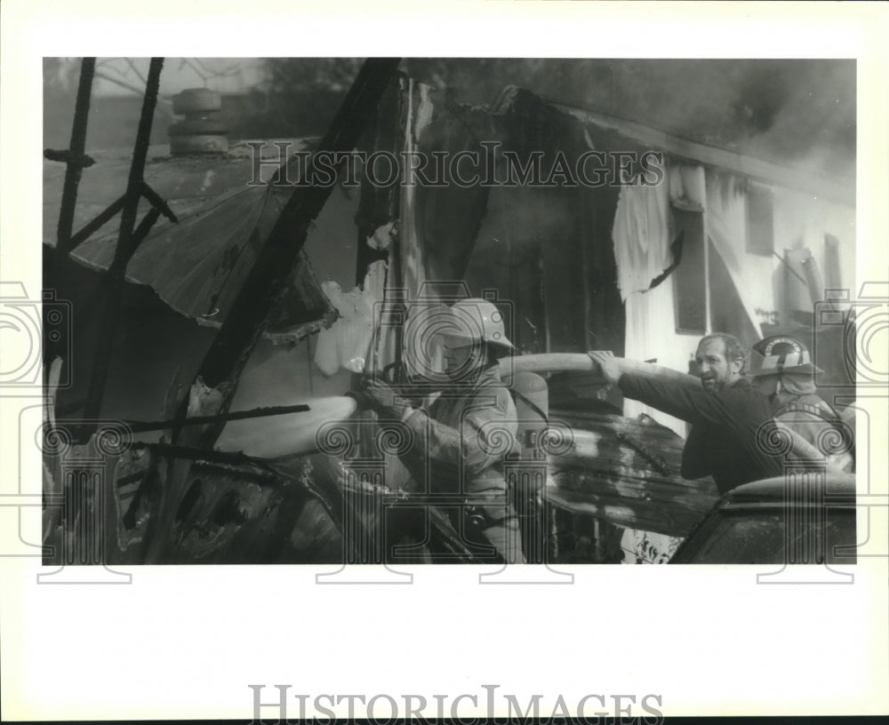 1993 Press Photo Firefighters responded to a fire at 151 First St., Bridge City - Historic Images