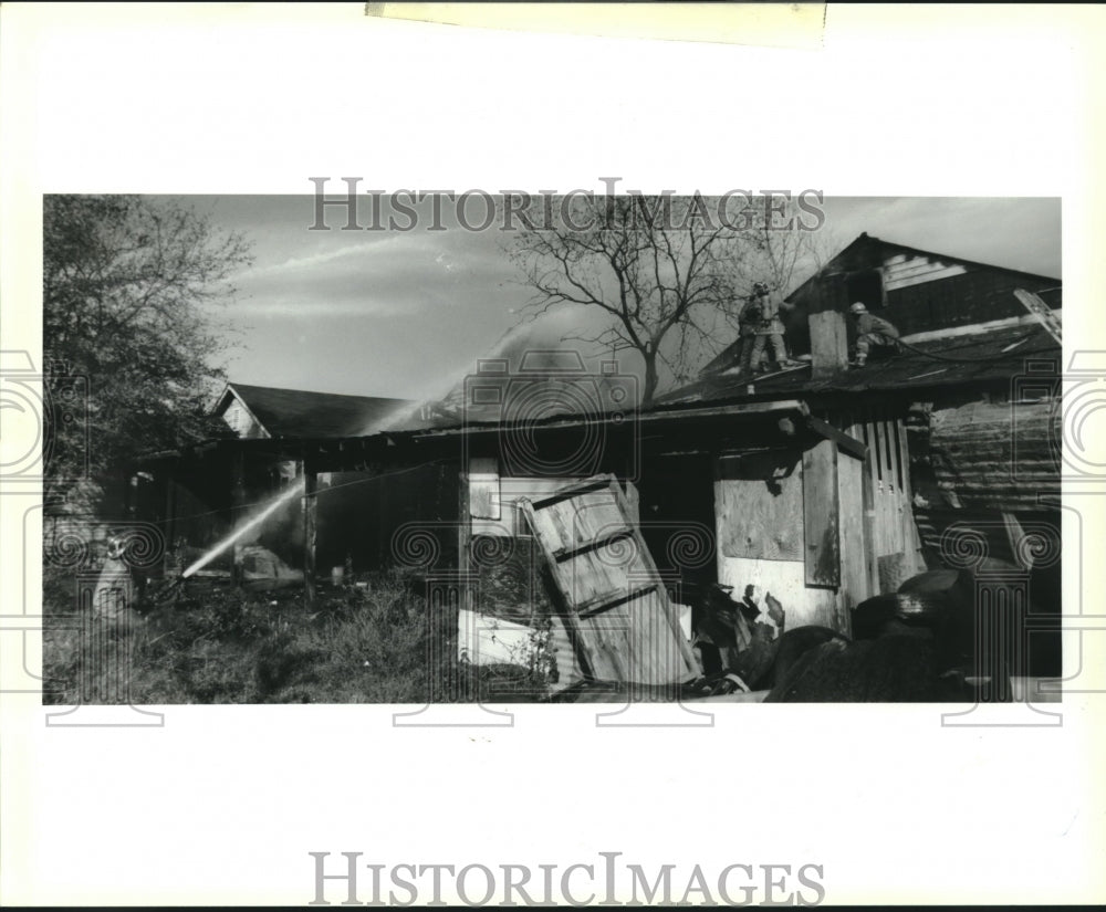 1993 Press Photo New Orleans firefighters put out fire at 251 and 253 LeBoeuf - Historic Images