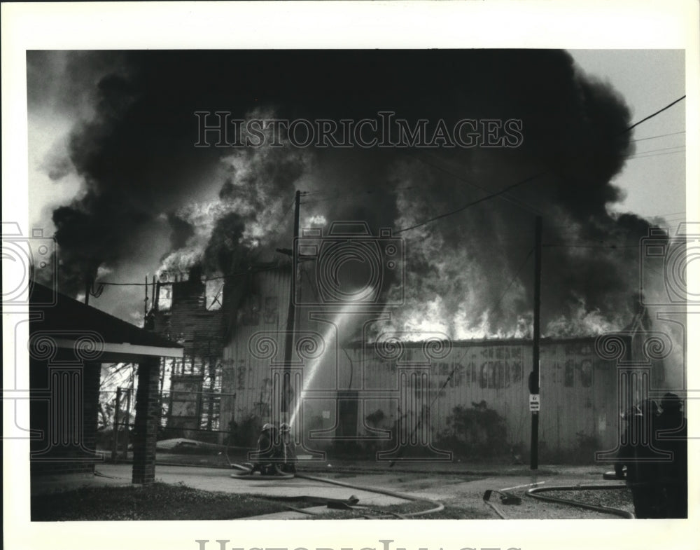 1992 Press Photo New Orleans firefighters battle warehouse fire on Conti Street. - Historic Images