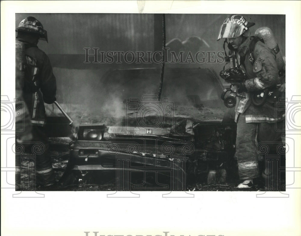 1992 Press Photo Firemen battle blaze of duplex and car on Clairborne. - Historic Images