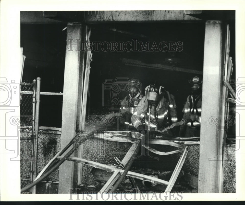 1993 Press Photo Firemen work on &quot;hot spots&quot; as others throw out burned desks. - Historic Images