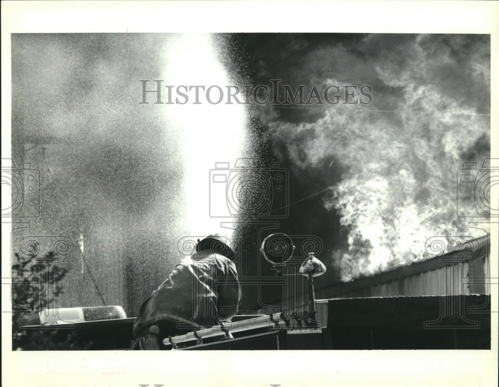 1992 Press Photo Firemen fight the fire at Ruth Collin&#39;s home in Conti - Historic Images