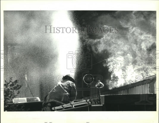 1992 Press Photo Firemen fight the fire at Ruth Collin's home in Conti - Historic Images