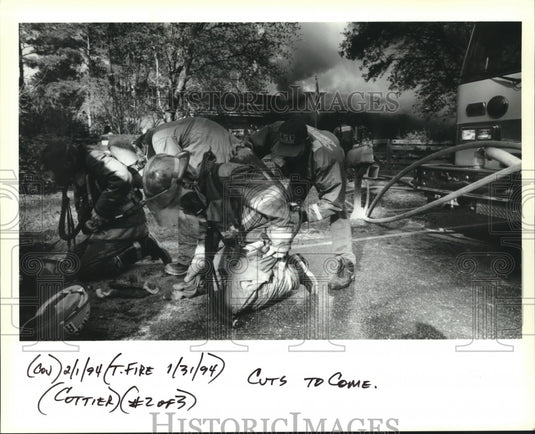 1994 Press Photo Firefighters take a break in battling the fire - Historic Images