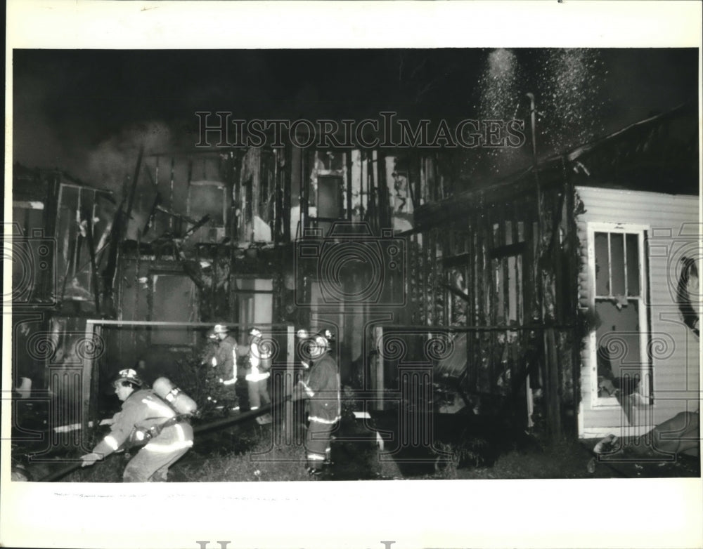 1992 Press Photo New Orleans firefighters at Dumaine and N. Roman fire scene - Historic Images