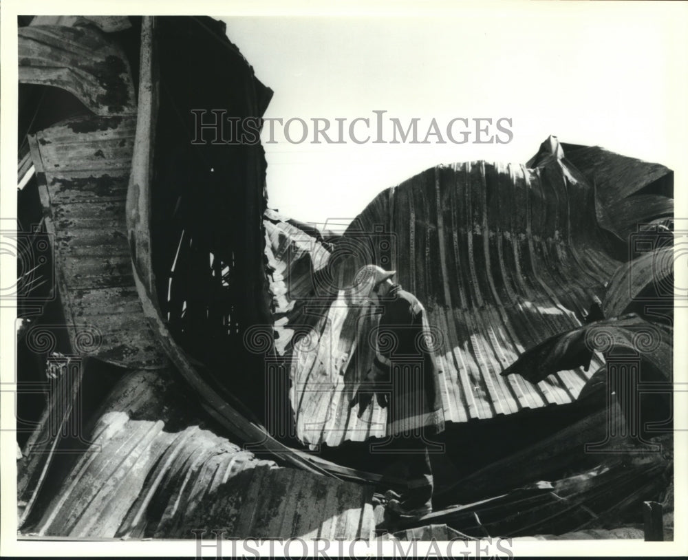 1991 Press Photo Frank Dellucky investigates fire at Kody Marine on Peters Road - Historic Images