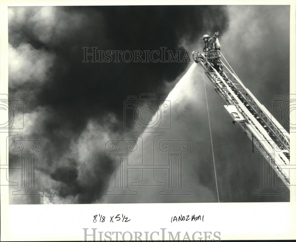 1991 Press Photo Fireman Gary Simon at the Kellett Industries building Fire - Historic Images