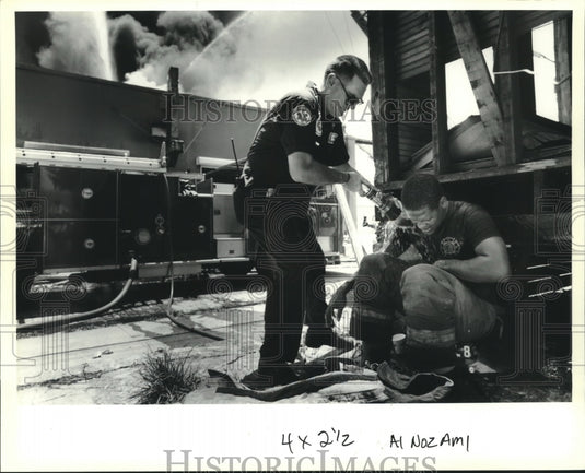 1991 Press Photo New Orleans fireman Gregory Collins hosed down by Bill Jackson - Historic Images