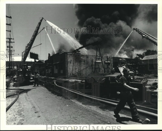 1991 Press Photo New Orleans firefighters at Kellett Industries fire on Magnolia - Historic Images