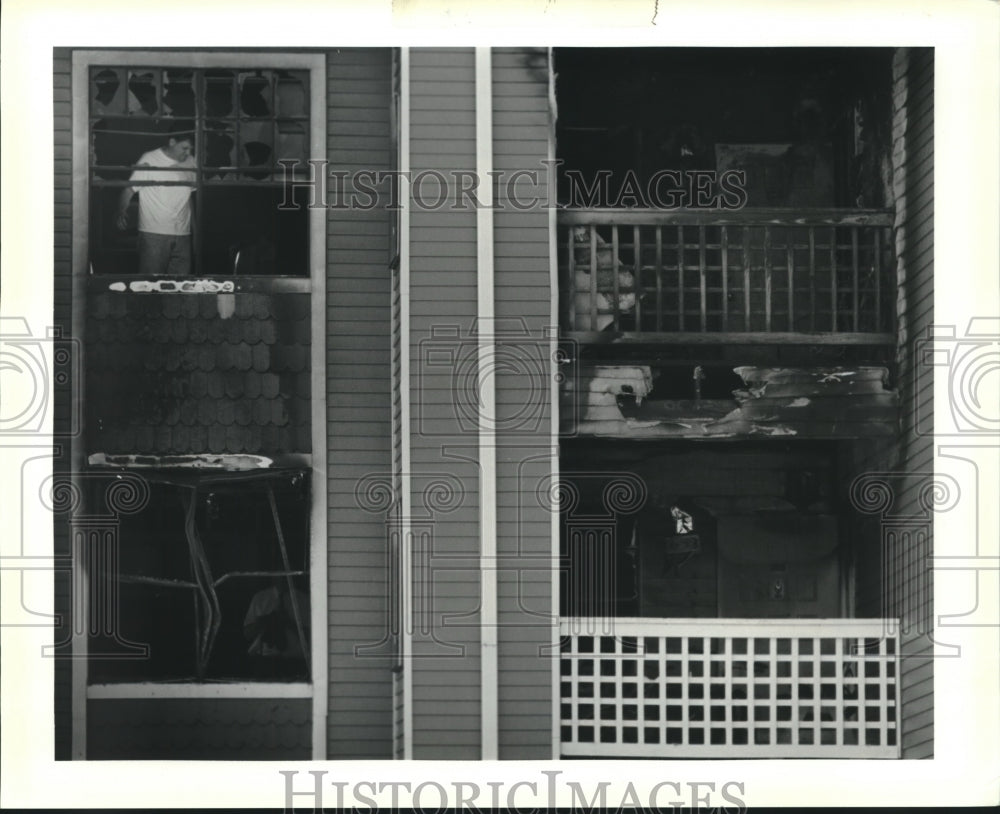 1991 Press Photo Resident of Seasons in his charred apartment in Kenner. - Historic Images