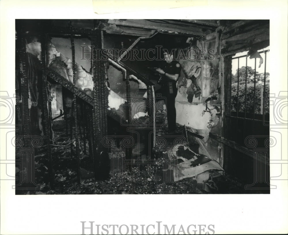 1991 Press Photo Harvey Fire Chief investigates town-home fire. - Historic Images