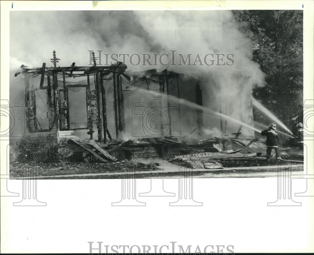 1991 Press Photo Covington firefighters spray water on burning vacant building - Historic Images