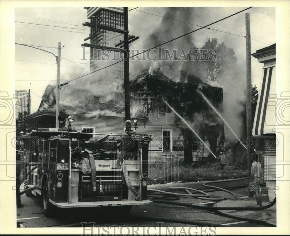 1990 Press Photo Firefighters respond to house fire. - Historic Images