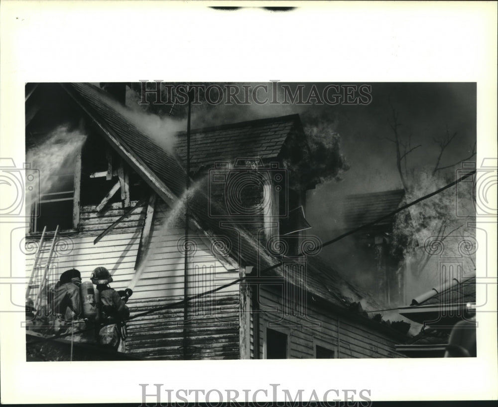 1990 Press Photo 85 firefighters respond to Dunbar&#39;s Fine Food Restaurant fire. - Historic Images