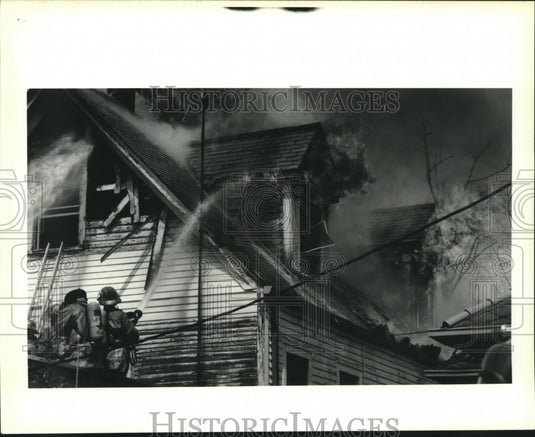 1990 Press Photo 85 firefighters respond to Dunbar's Fine Food Restaurant fire. - Historic Images