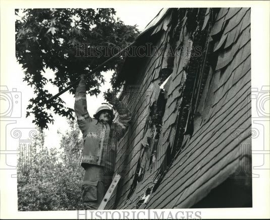 1991 Press Photo Third District Fireman at Cherrywood Apartment fire on Kenner - Historic Images