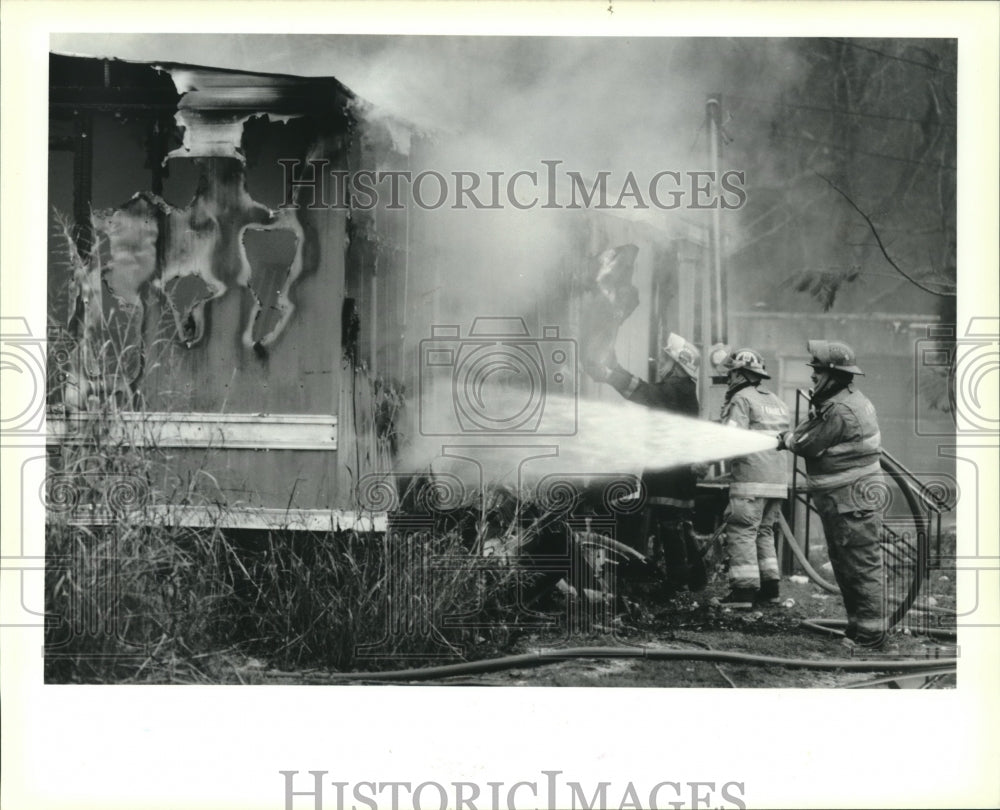 1991 Press Photo St. Bernard Firefighter put out fire on trailer at Goodwill Dr. - Historic Images