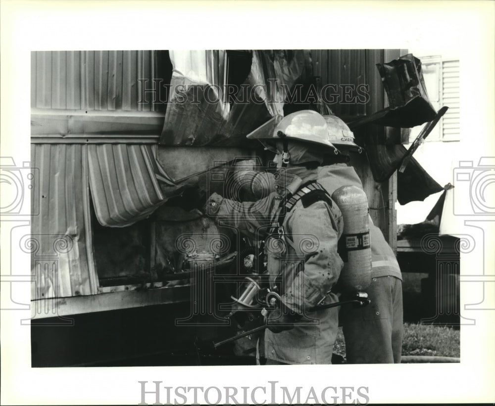 1991 Press Photo Firemen on the scene of a trailer fire on 6015 Airline Highway - Historic Images