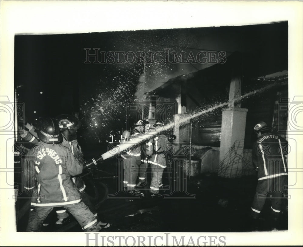 1990 Press Photo Firefighters battle a house fire at 3100 Block of N. Galvez - Historic Images