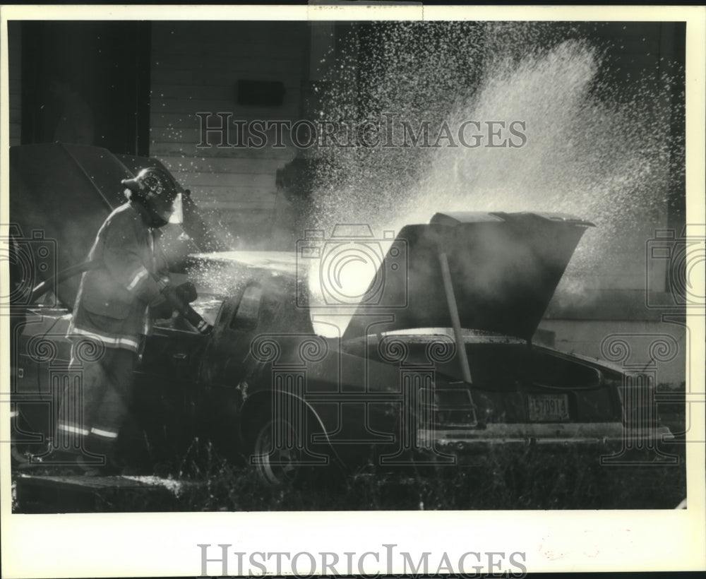 1990 Press Photo Firefighters extinguishes a car fire abandoned car on Willow St - Historic Images