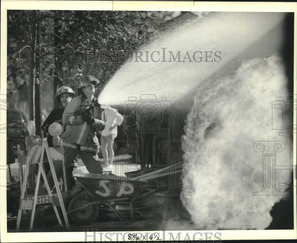 1989 Press Photo New Orleans firefighters battle fire on Coliseum and Bordeaux - Historic Images